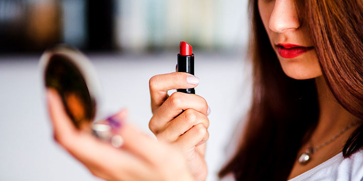 Apply Lipstick Flawlessly by Following these Tips…!!