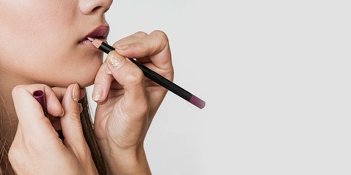 Line-the-lips-with-lip-liner